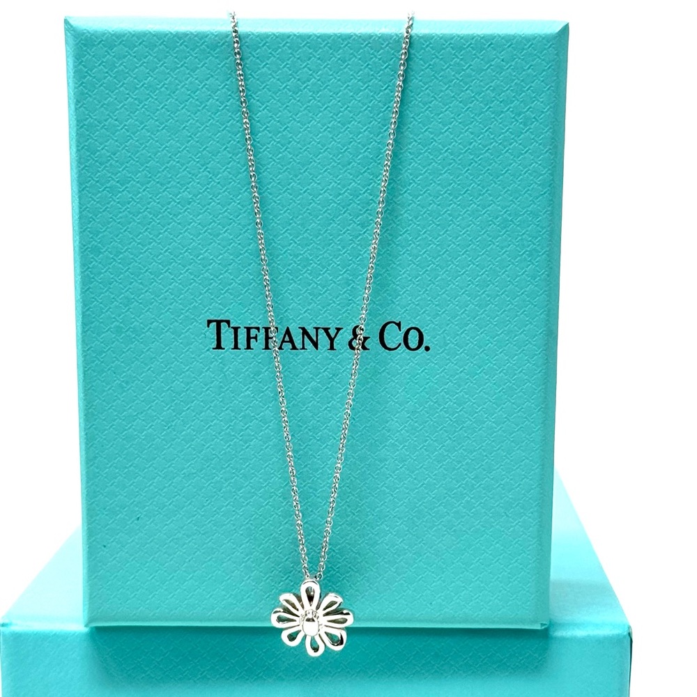 Authentic Tiffany  & Co Paloma Picasso Daisy Flower Pendant Necklace.